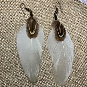 Cute Boho inspired feather earrings.